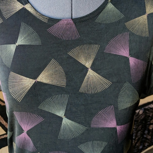 4 for $20🌷Clearance! Geometric print top - Picture 2 of 4